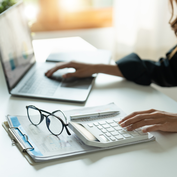 Assurance-vie ou PEA : Quel placement choisir en 2025 ?